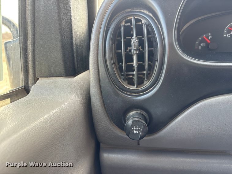 image for item FG2777 2001 Ford E350 van with bucket lift