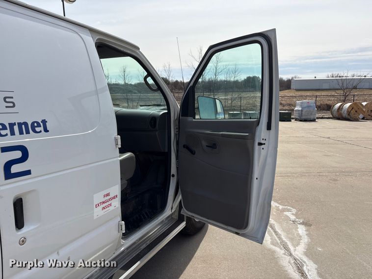 image for item FG2777 2001 Ford E350 van with bucket lift