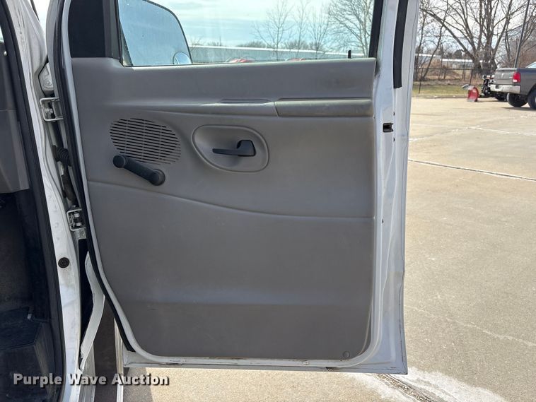 image for item FG2777 2001 Ford E350 van with bucket lift