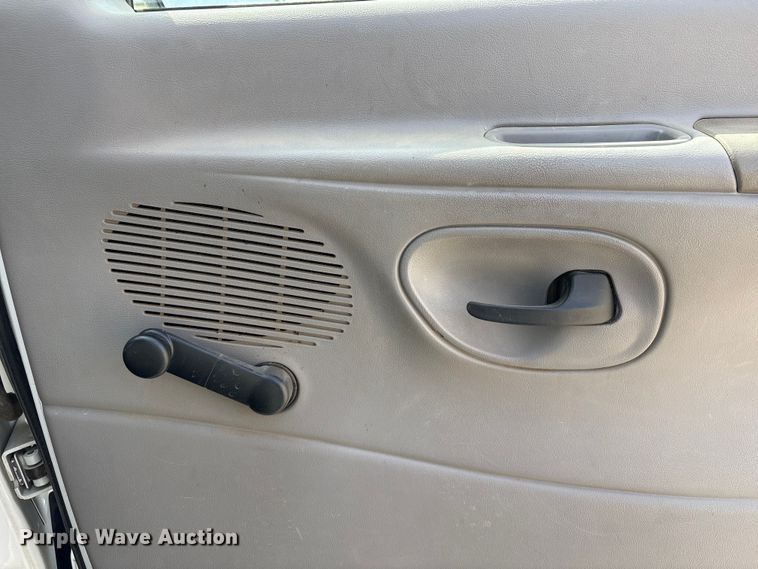 image for item FG2777 2001 Ford E350 van with bucket lift