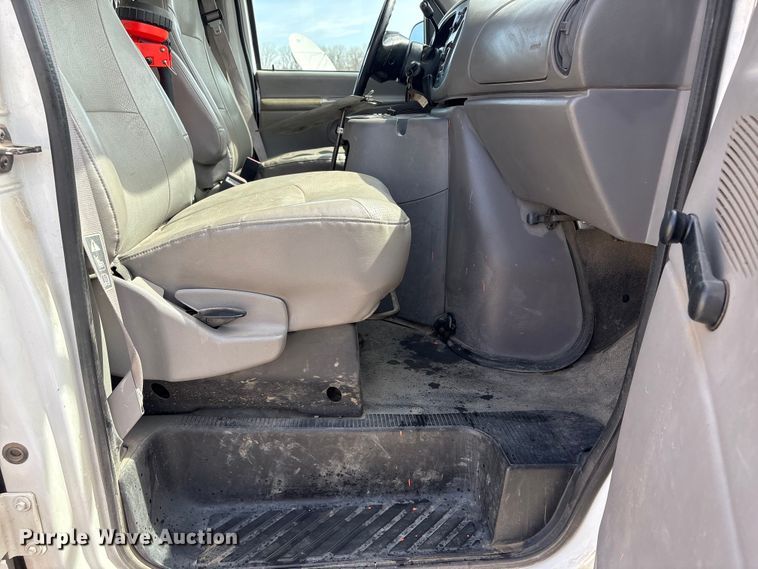 image for item FG2777 2001 Ford E350 van with bucket lift