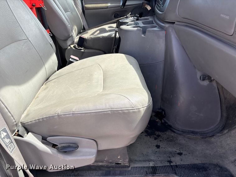 image for item FG2777 2001 Ford E350 van with bucket lift