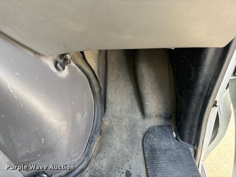 image for item FG2777 2001 Ford E350 van with bucket lift