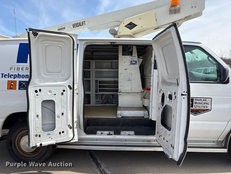 image for item FG2777 2001 Ford E350 van with bucket lift