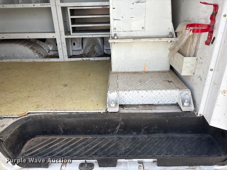 image for item FG2777 2001 Ford E350 van with bucket lift