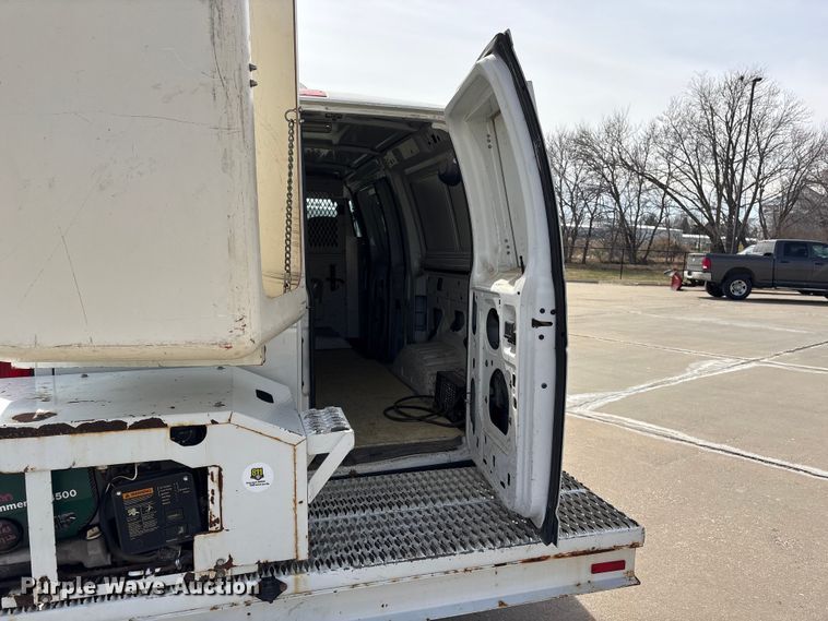 image for item FG2777 2001 Ford E350 van with bucket lift