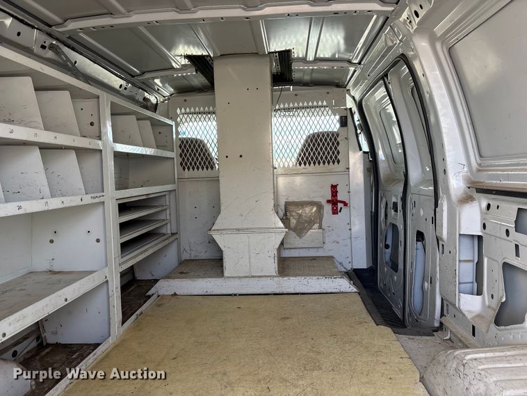 image for item FG2777 2001 Ford E350 van with bucket lift