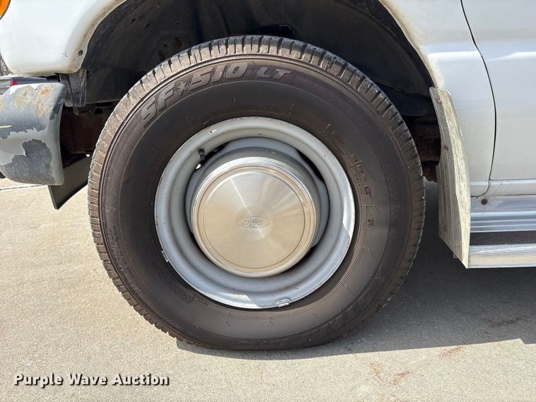 image for item FG2777 2001 Ford E350 van with bucket lift