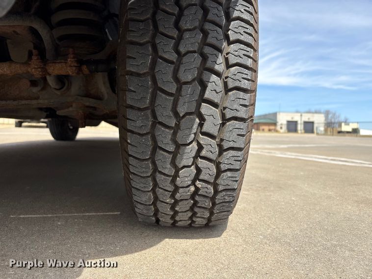 image for item FG2777 2001 Ford E350 van with bucket lift