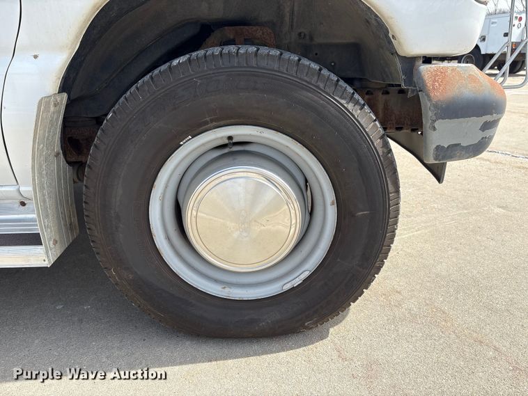 image for item FG2777 2001 Ford E350 van with bucket lift