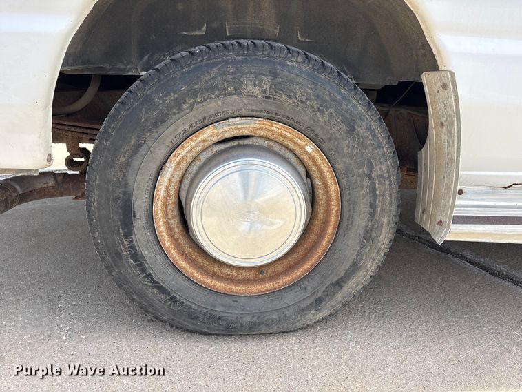 image for item FG2777 2001 Ford E350 van with bucket lift