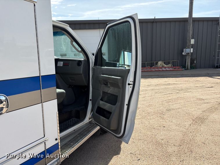 image for item FG2780 2010 Ford E450 ambulance