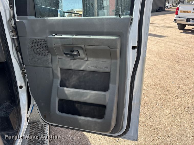 image for item FG2780 2010 Ford E450 ambulance