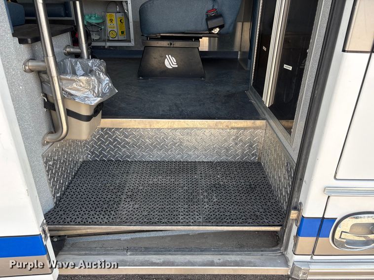 image for item FG2780 2010 Ford E450 ambulance