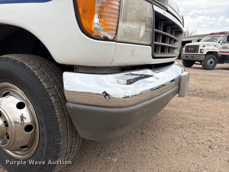 image for item FG2815 1994 Ford E350 ambulance