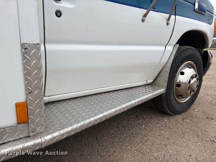 image for item FG2815 1994 Ford E350 ambulance