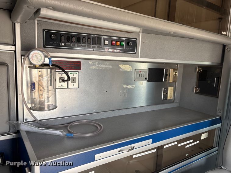 image for item FG2815 1994 Ford E350 ambulance