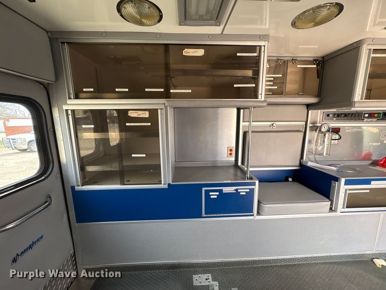 image for item FG2815 1994 Ford E350 ambulance