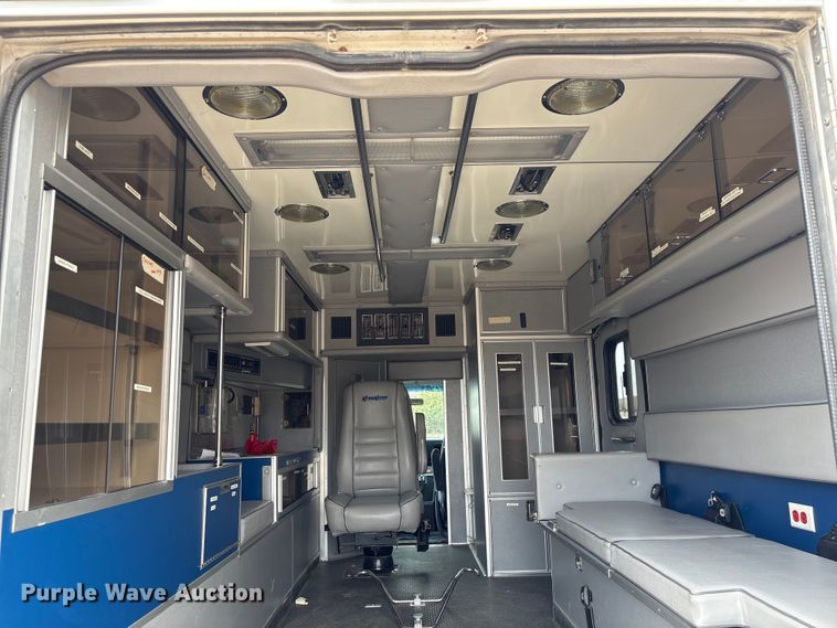 image for item FG2815 1994 Ford E350 ambulance