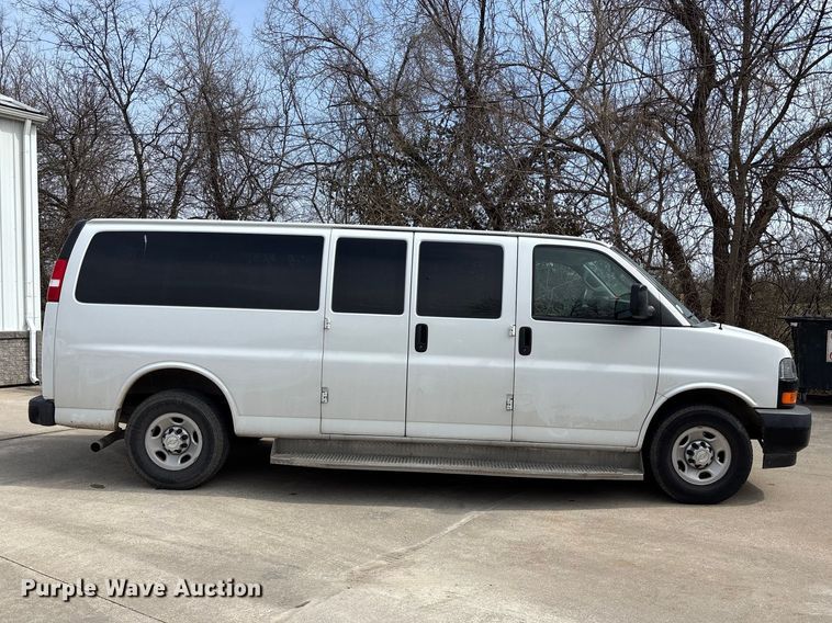 image for item FH7012 2018 Chevrolet Express 3500 van