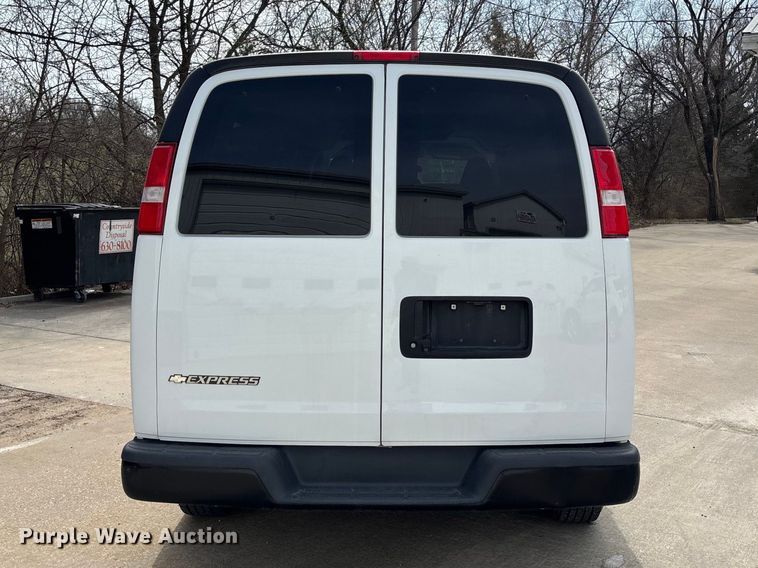image for item FH7012 2018 Chevrolet Express 3500 van