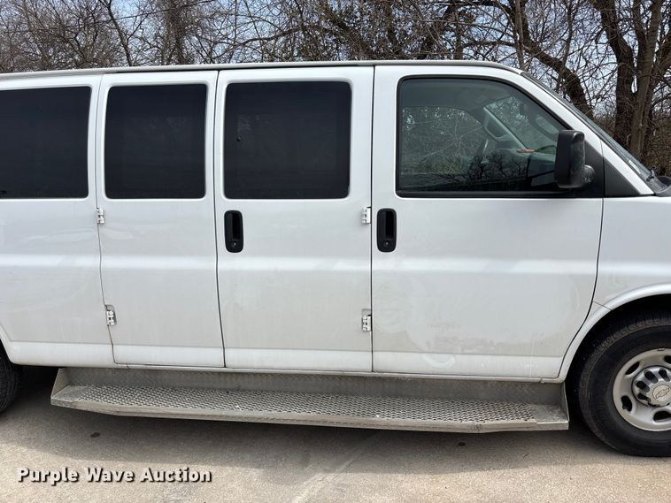 image for item FH7012 2018 Chevrolet Express 3500 van