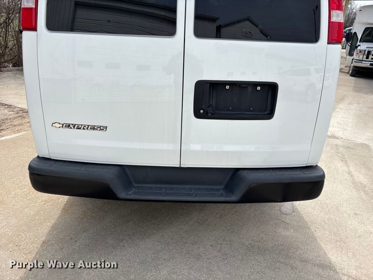 image for item FH7012 2018 Chevrolet Express 3500 van