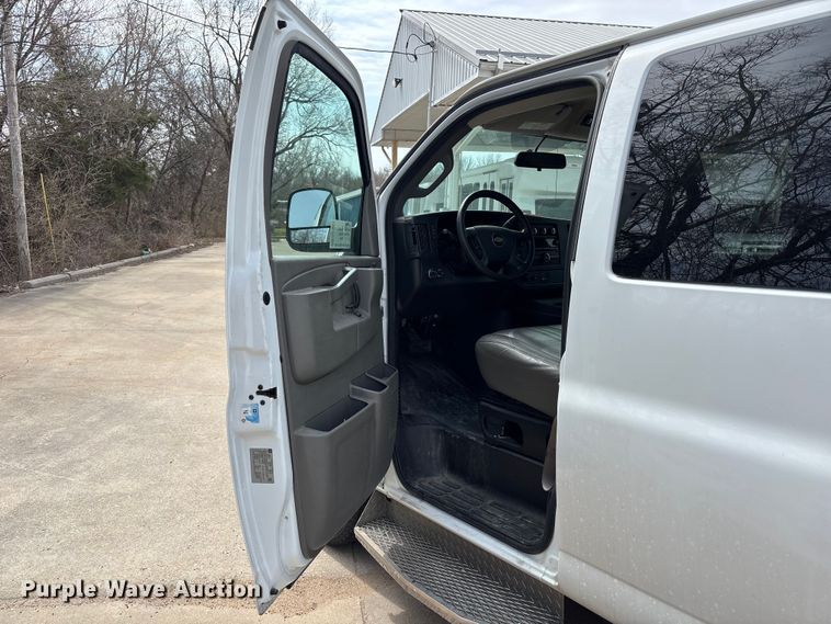 image for item FH7012 2018 Chevrolet Express 3500 van