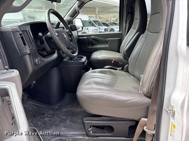 image for item FH7012 2018 Chevrolet Express 3500 van