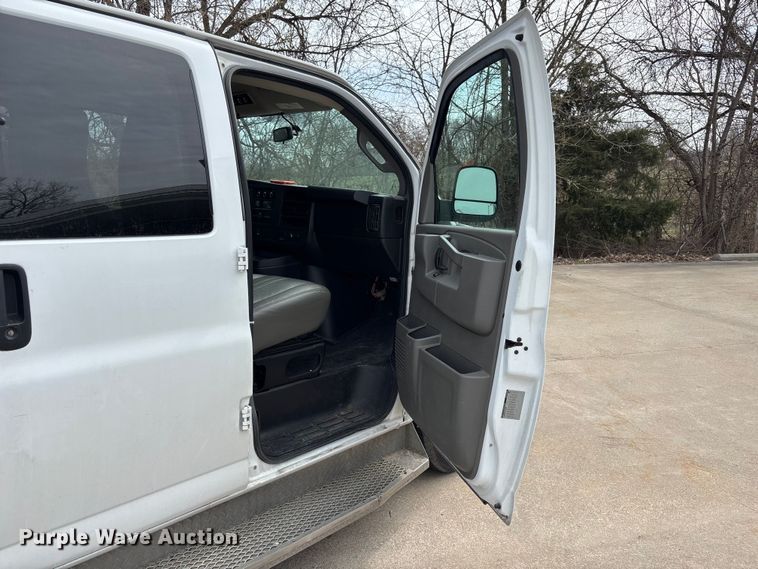 image for item FH7012 2018 Chevrolet Express 3500 van