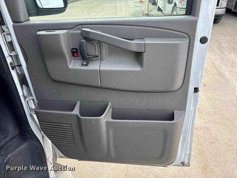 image for item FH7012 2018 Chevrolet Express 3500 van