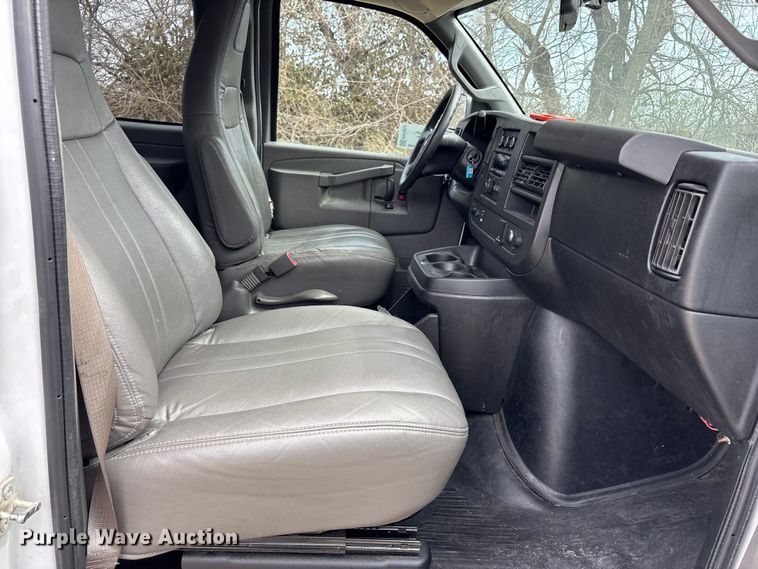 image for item FH7012 2018 Chevrolet Express 3500 van