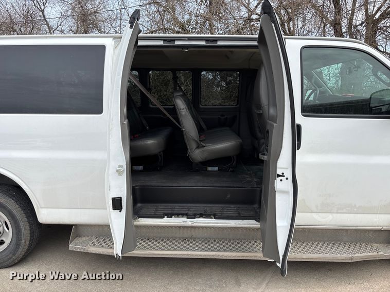 image for item FH7012 2018 Chevrolet Express 3500 van