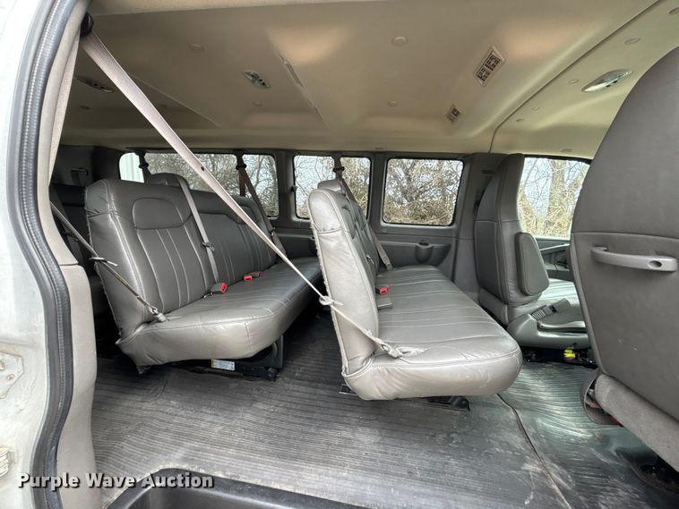 image for item FH7012 2018 Chevrolet Express 3500 van