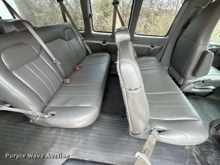 image for item FH7012 2018 Chevrolet Express 3500 van