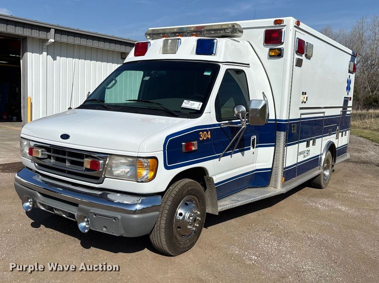 image for item FI0860 2001 Ford E450 ambulance