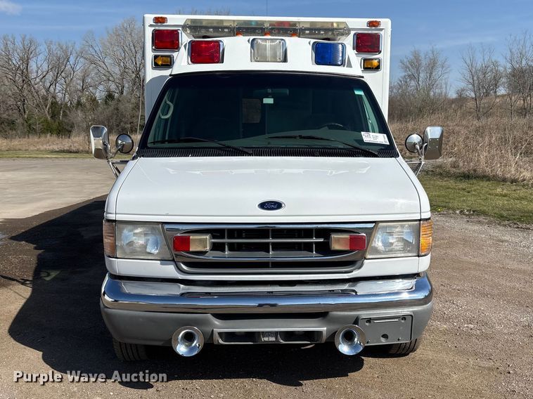image for item FI0860 2001 Ford E450 ambulance