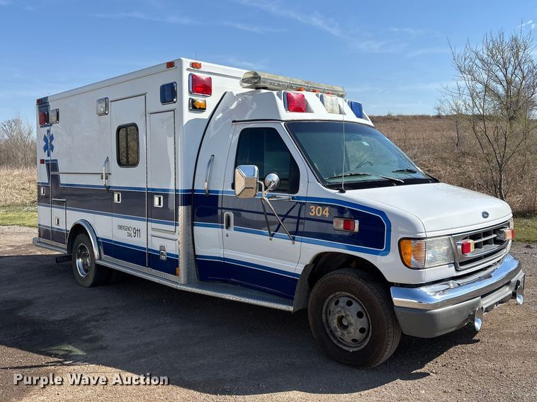 image for item FI0860 2001 Ford E450 ambulance
