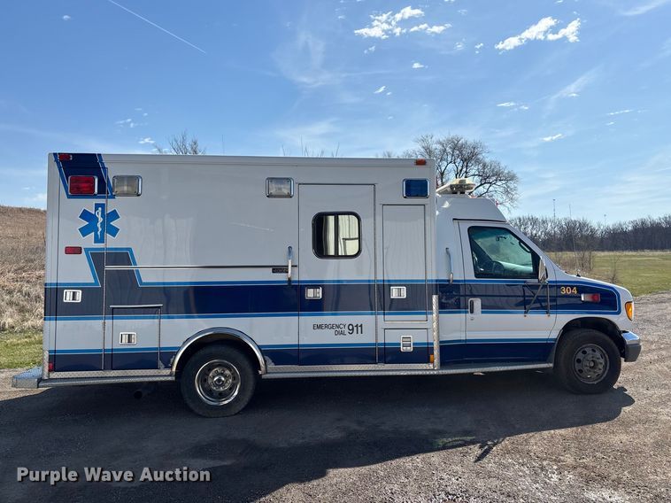 image for item FI0860 2001 Ford E450 ambulance