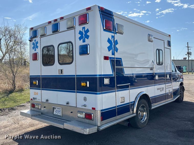 image for item FI0860 2001 Ford E450 ambulance