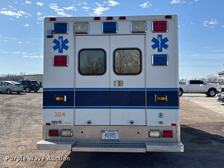 image for item FI0860 2001 Ford E450 ambulance