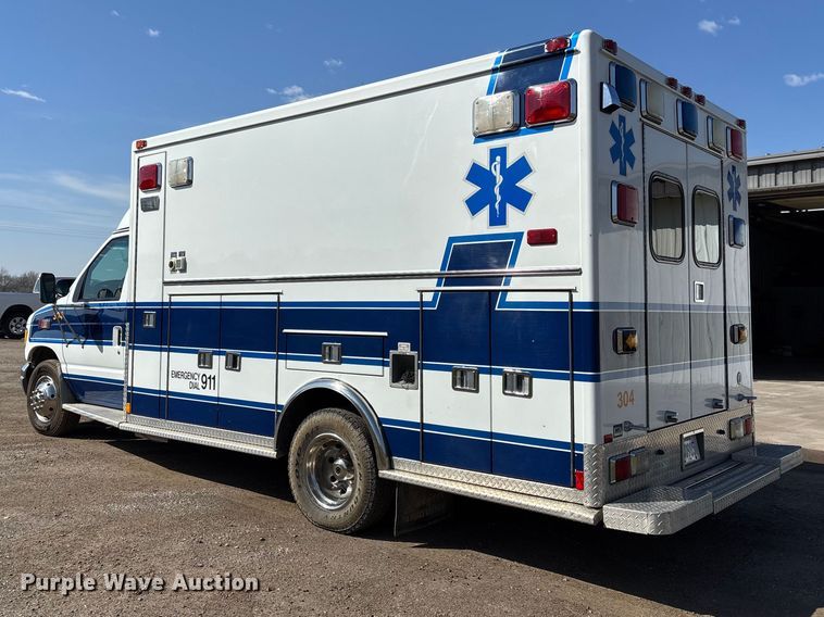 image for item FI0860 2001 Ford E450 ambulance