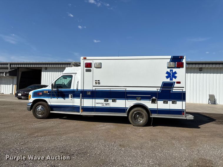 image for item FI0860 2001 Ford E450 ambulance