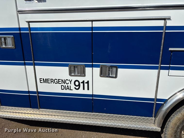image for item FI0860 2001 Ford E450 ambulance
