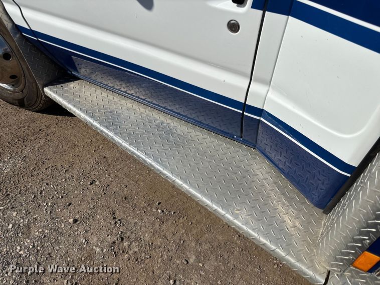 image for item FI0860 2001 Ford E450 ambulance