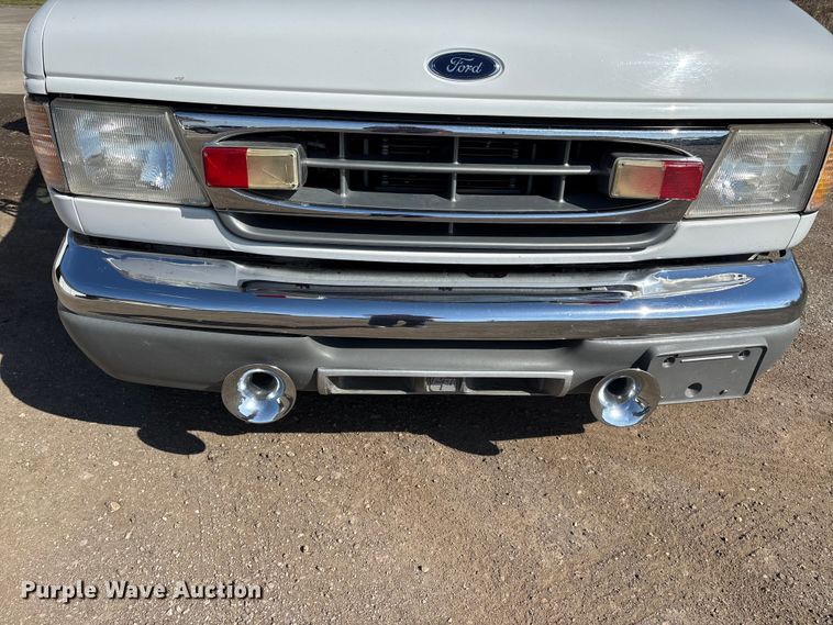 image for item FI0860 2001 Ford E450 ambulance