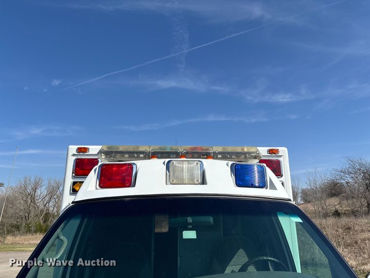 image for item FI0860 2001 Ford E450 ambulance