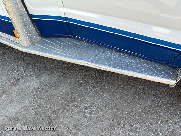 image for item FI0860 2001 Ford E450 ambulance