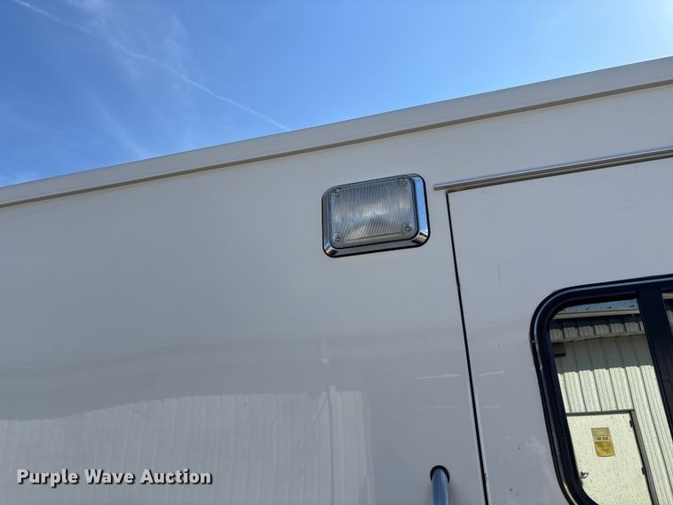 image for item FI0860 2001 Ford E450 ambulance