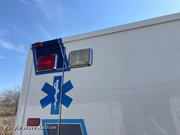 image for item FI0860 2001 Ford E450 ambulance